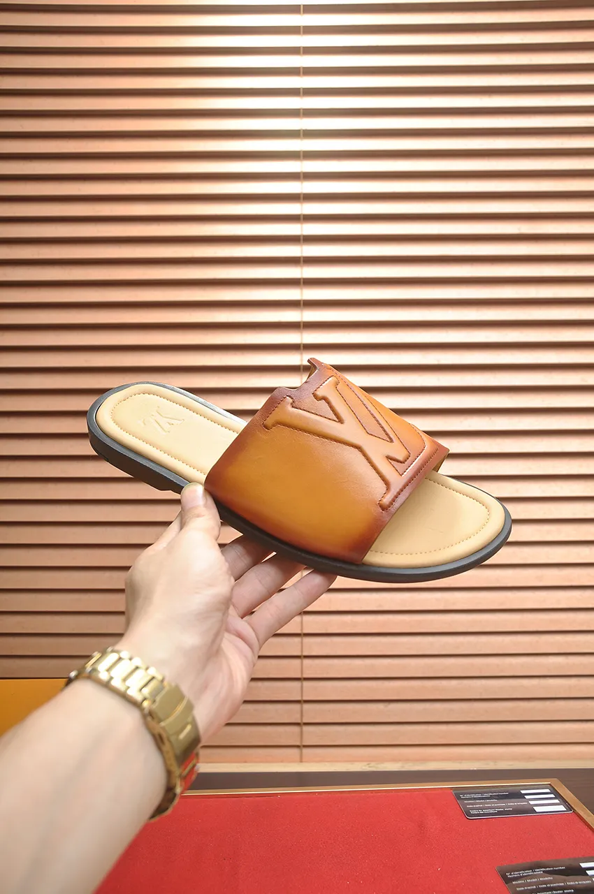 Men's shoes 💰360💶 [Louis Vuitton LV slippers] (high-end cowhide) counter 1:1 fashion style, a must-have for summer! The designer used LV’s iconic outsole. The original simple slippers instantly become fashionable! The upper is made of flexible special cowhide leather straps alternately, and the workmanship is exquisite! A must-have for stylish men in summer, size 38-46 (45 46 customized)